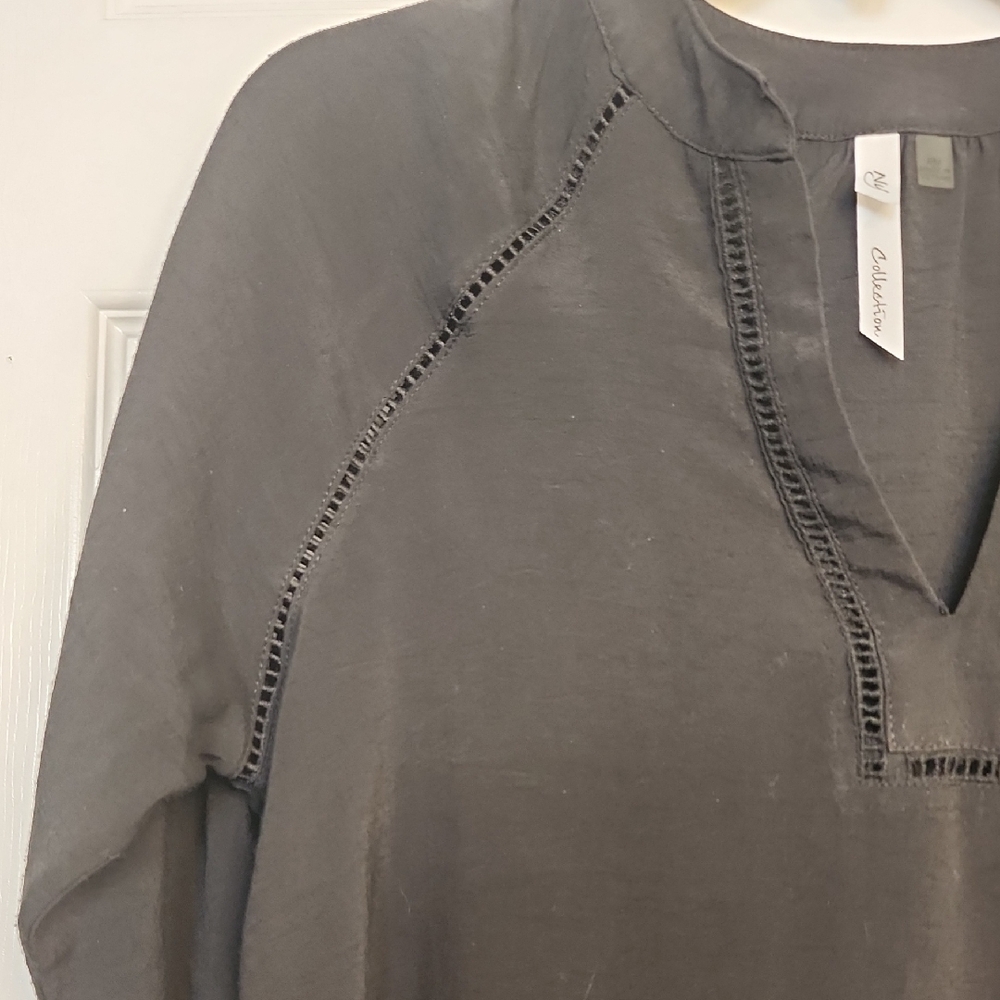 Elegant Black V-Neck Blouse - Picture 3 of 13